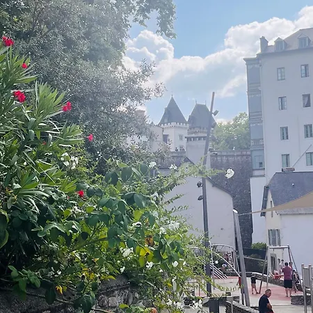 Espace Moderne Ouvert Sur La Cite Historique